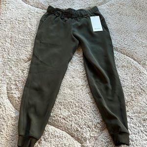 Lulu lemon joggers never worn! Tag still on